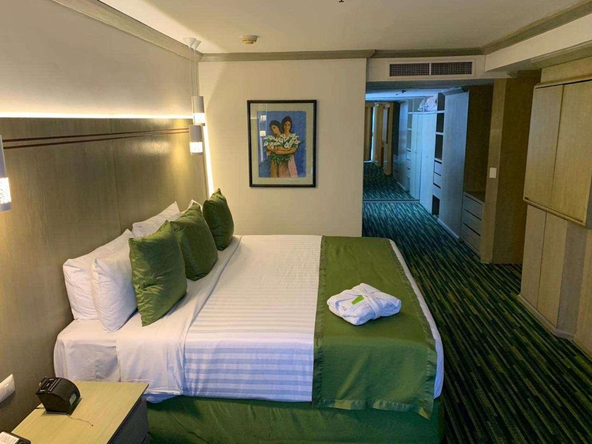 Radisson Paraiso Perisur Mexico Extérieur photo A room at the hotel
