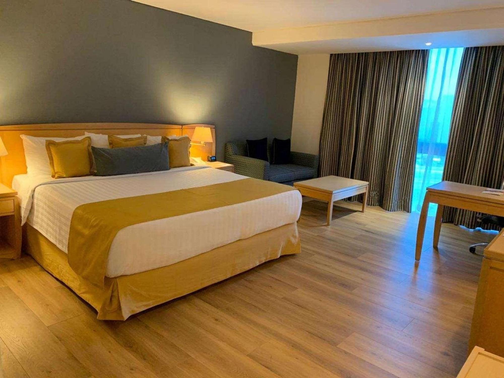 Radisson Paraiso Perisur Mexico Extérieur photo A room at the hotel
