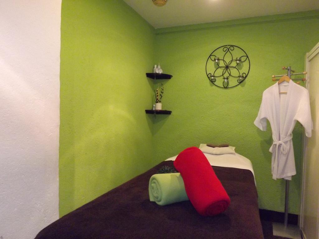 Radisson Paraiso Perisur Mexico Extérieur photo A massage room at a spa