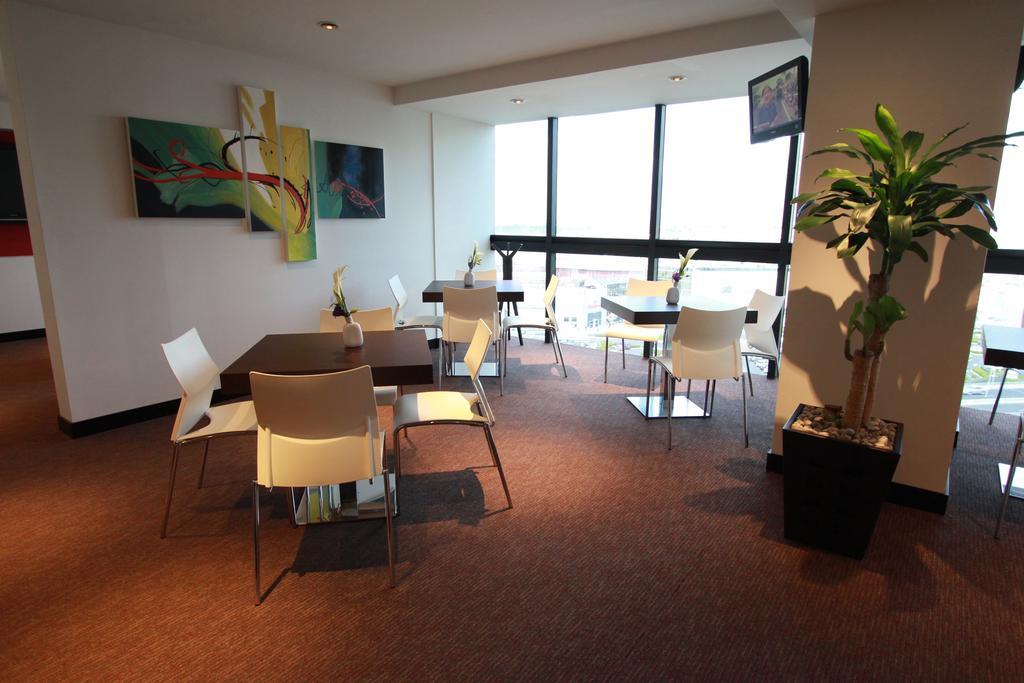 Radisson Paraiso Perisur Mexico Extérieur photo The lounge at the airport