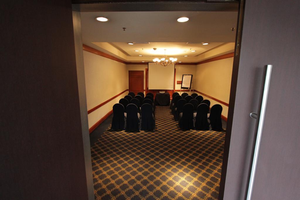Radisson Paraiso Perisur Mexico Extérieur photo A meeting room at a hotel