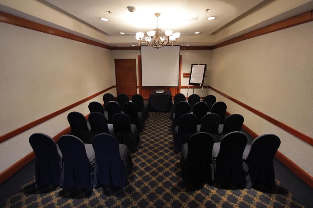 Radisson Paraiso Perisur Mexico Extérieur photo A typical meeting room