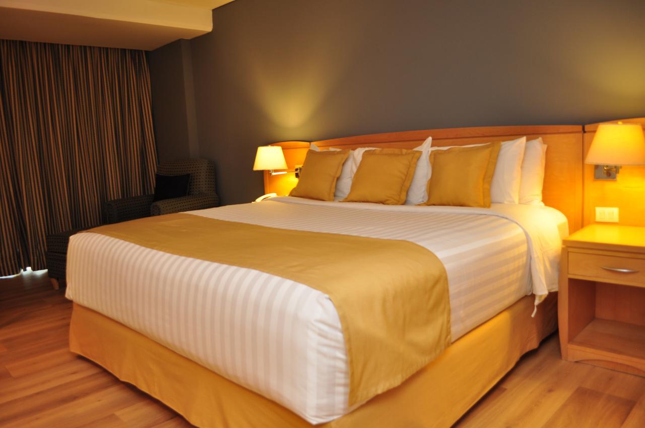 Radisson Paraiso Perisur Mexico Extérieur photo A bed
