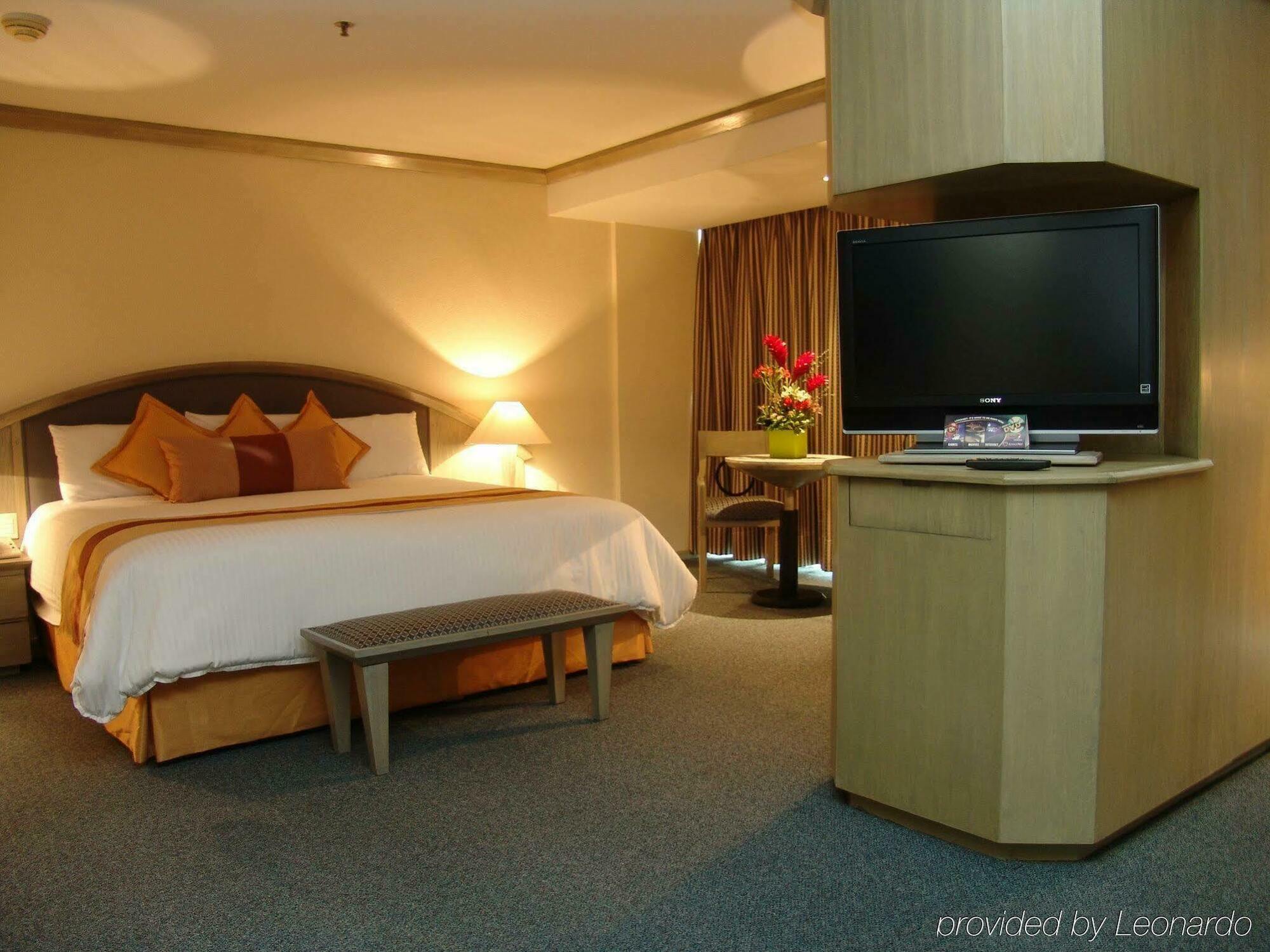 Radisson Paraiso Perisur Mexico Extérieur photo A room at the hotel